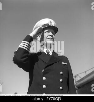 Während des Zweiten Weltkriegs ein Offizier in Uniform-Gruß. Blåjackor, schwedischer Spielfilm aus dem Jahr 1945. Schauspieler Gösta Cederlund in der Rolle des Commander Göran Bergsten, Kommandeur des Panzerkreuzers Fylgia, auf dem einige Szenen gedreht wurden. Kristoffersson Ref. O90-2 Stockfoto