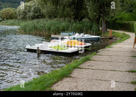 Tretboot an einem Seeufer in Italien Stockfoto