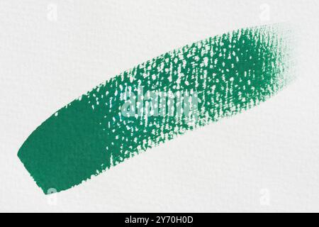 Pinselstrich mit grünem Gouache auf weißem strukturiertem Papier. Handgemaltes Designelement Stockfoto