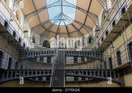 DUBLIN, IRLAND - 25. MÄRZ 2023: Das Central Atrium im Kilmainham Gaol Museum. Stockfoto