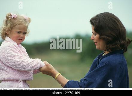 Prinzessin Madeleine von Schweden 1985. Drei Jahre alt mit ihrer Mutter Königin Silvia auf Öland. Stockfoto