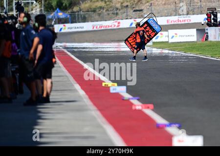 Lombok, Indonesien. September 2024. Während des Trainings der MotoGP beim Pertamina Mandalika Grand Prix von Indonesien 2024 auf Lombok Island, Indonesien, am 27. September 2024 trägt eine Crew ein Schild auf der Boxengasse. Veri Sanovri/Xinhua/Alamy Live News Stockfoto