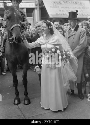 PFERD ALS HOCHZEITSGAST Ein Pferd ging zur Hochzeit von Frau ANNA SHARLINSKI aus der Woodquest Avenue, Herne Hill, S.E. Miss Sharlinski war mit Herrn verheiratet . James Powell von Mount Ephraim Lane. Streatham, S.W., in St . Anne's Roman Catholic Church , Kennington Lane , London . Das Pferd war Dolly eine 30-jährige, preisgekrönte Stute , die , so die Braut , an allem teilgenommen hat , was in der Familie passiert ist , seit sie sich erinnern kann . Nach der Zeremonie begleitete Dolly mit einem Outtrider den Brautwagen zum Empfang in Westminster . DAS BILD ZEIGT: Die Braut empfängt die Puppe Stockfoto