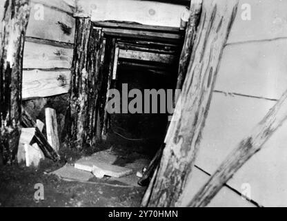 Dieses Bild der kommunistischen Behörden Ost-Berlins zeigt einen Teil eines angeblichen geheimen Tunnels , der kürzlich unter dem Hochbahnhof Wollankstraße in Ost-Berlin entdeckt wurde und an den französischen Sektor grenzt . Bilder von Verpackungen von Lebensmitteln und Zigaretten, die im Westen hergestellt und im Tunnel gefunden wurden, wurden als Beweis dafür gezeigt, dass der Tunnel von Westberlinern gebaut wurde. 3. Februar 1962 Stockfoto