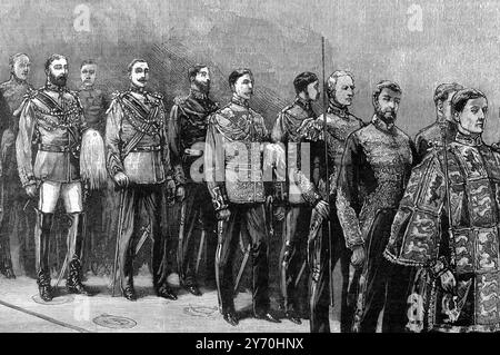 Königliche Hochzeit von Prinzessin Helen von Waldeck-Pyrmont mit Prinz Leopold, Herzog von Albany . Die Prozession des Bräutigams zum Altar . 27. April 1882 Prinzessin Helena von Waldeck und Pyrmont [1] (Helene Friederike Auguste; spätere Herzogin von Albany; 17. Februar 1861 – 1. September 1922), die durch Heirat Mitglied der britischen Königsfamilie wurde, war die Tochter von George Victor, Prinz von Waldeck und Pyrmont (heute in Deutschland) und seiner Frau, Prinzessin Helena von Nassau (ebenfalls in Deutschland). Prinz Leopold, Herzog von Albany, KG, KT, GCSI, GCMG, GCStJ (Leopold George Duncan Albert; 7. April 1853 Stockfoto