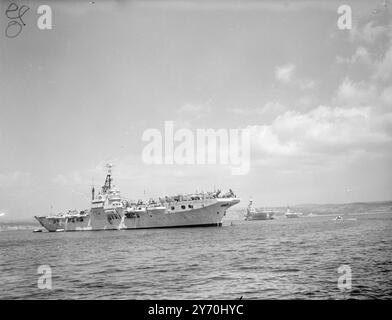 BRITISCHE FLUGZEUGTRÄGER DER WEST UNION MARINE ÜBEN drei britische Flugzeugträger in Mount Bay, Penzance, Cornwall AUS, wo sich 60 britische, französische und niederländische Kriegsschiffe befinden, die für die kombinierte Marineübung der Western Union zusammengebaut wurden, an der auch die belgische Marine teilnehmen soll. Links ist der leichte Flug Theseus (13 350 Tonnen); Mitte ist der 23 000 Tonnen schwere Flottenträger Inplacable, Flaggschiff von Admiral Sir Rhoderick McGrigor, Oberbefehlshaber der britischen Heimatflotte und Gesamtkommandeur der Übung; rechts der Flottenträger siegreich (ebenfalls 23 000 Tonnen). Juli Stockfoto