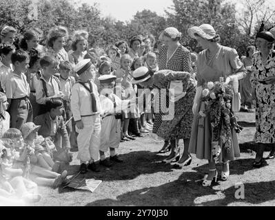 PRINZESSIN ELIZABETH ERÖFFNET JUGENDFERIENHEIM PRINZESSIN ELIZABETH eröffnete in Avon Tyrell, Hampshire, ein Ferienzentrum für Jugendliche , in dem etwa 800 Mitglieder von Jugendclubs und Gruppen von Schülern aus umliegenden Dörfern auf ihre Begrüßung warteten . Das Ferienhaus , ein Haus , das Lord Manners der National Association of Girls ' Clubs and Mixed Clubs übergab , beherbergt 150 Personen und wurde für 20.000 £ renoviert , wobei das Geld Teil eines südafrikanischen Geschenkes von 95.000 £ an den Verein war . Die Prinzessin führte die Eröffnungszeremonie auf der Terrasse durch und pflanzte eine Eiche in das g Stockfoto