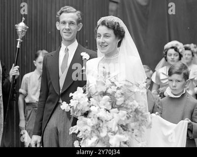 ABBEY BRAUT, die Westminster Abbey, London, nach ihrer Hochzeit verlässt, sind Herr . JOHN GODFREY , 24-jähriger Cambridge-Student , und seine Braut Miss JOYCE SULLIVANS , 23 Jahre alt , aus County Cork , Eire . Sie trafen sich letzten Sommer während des Lehrens an der Abbey Chir School , wo Miss Sullivan seit zwei Jahren im Personal ist . Während er auf die Reise nach Cambridge wartete, war Mr. Godfrey lehrte dort für ein Semester. Auf die heutige Zeremonie folgte ein Hochzeitsfrühstück für 100 Personen im Saal der Schule. Juni 30 1949 Stockfoto