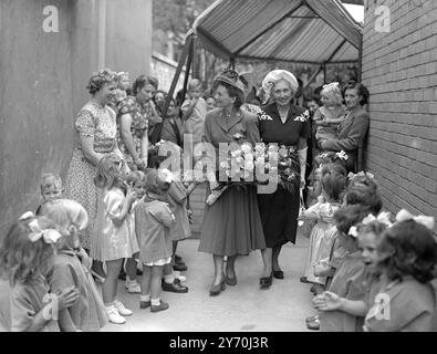 Die DUCHESS OF GLOUCESTER ERÖFFNETE heute die North Islington NURSERY School , Tollington Park , Stroud Green , London N. die erste ihrer Art seit dem Krieg wurde errichtet . Es steht an der Stelle eines, das 1940 durch eine Bombe zerstört wurde. Die Schule hat bereits 30 Kinder aufgenommen , und es stehen 56 weitere auf der Warteliste . DAS BILD ZEIGT: Die HERZOGIN von GLOUCESTER kommt, um die Kindergärten zu eröffnen, mit kleinen Kleinkindern, die darauf warten, sie zu begrüßen. Juli 1949 Stockfoto