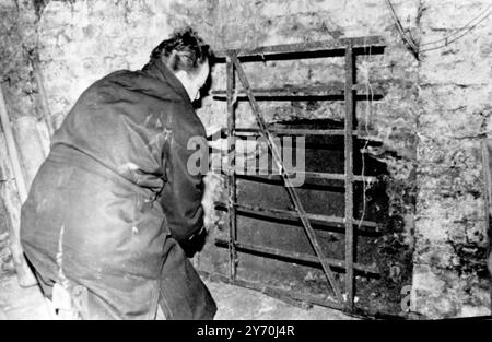 Dies ist der Eingang zu einem Tunnel , der vom Untergeschoss eines Hauses in der Heidelbergerstraße zum kommunistischen Ost-Berlin führt , durch den schätzungsweise 35 Ostberliner in den Westen entkommen sind . In diesem Tunnel wurde der 29-jährige Fleischwagenfahrer Heinz Jercha , der den Tunnel mit Freunden baute , von der Ost-Berliner Polizei abgeschossen , als er nach der Rettung eines jungen Ehepaares aus Ost-Berlin am 27 . März 1962 weitere Flüchtlinge in den Westen führte . 29. März 1962 Stockfoto