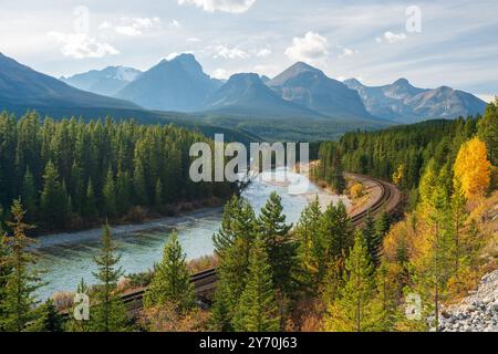 Banff National Park Bow River Herbstlandschaft. Alberta, Kanada. Majestätische Berge, Wälder in gelber und grüner Farbe vor blauem Himmel. Stockfoto