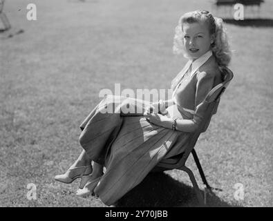 Die 17-jährige CECIL AUBREY , die im Fuchsfilm " die Schwarze Rose " des 20. Jahrhunderts mit Tyrone Power in der Hauptrolle zu sehen war . Cecile flog mit Tyrone und seiner Frau ( Linda Christian ) aus Marokko ein , nachdem er Szenen für den neuen Film gedreht hatte . Während ihres Auftritts in dem französischen Film " Mason " wurde sie von Ben Lyon von " High Gang " entdeckt , der nach Paris ging um den Film zu sehen und sie für " die Schwarze Rose " empfahl . Cecil sprach Englisch vor ihrer Muttersprache, erzogen von und Englisch Stockfoto