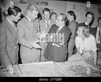 SCHWEDISCHE PLANER IN COUNTY HALL Eine Gruppe von etwa 50 Stadtplanern aus Schweden , die eine Tour durch Großbritannien machen , besuchte County Hall , Westminster , London , um einen Vortrag über die Londoner Regierung von Mr . Walter G . Boys , O.B.E. , Vorsitzender des Gründungsausschusses , und im Stadtplanungsausschuss , Herr . W.G. Fiske . DAS BILD ZEIGT:- MR . Craig ( mit gefalteten Armen ) , der Offizier des Stadtplanungskomitees ist , erklärt einigen schwedischen Planern , die die County Hall besuchten , den Londoner Entwicklungsplan . Von rechts nach links sind :- Frau . R . Stjernstedt ( stevenage Development C Stockfoto