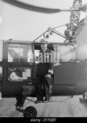 DER ADMIRAL GEHT WEG - U. Kurz nachdem das 45.000-Tonnen-Schlachtschiff Missouri und neun weitere Schiffe der 1949 Midshipmen's Practice Squadron der United States Navy in Spithead eintreffen, um Portsmouth zu besuchen, rief Konteradmiral Allan E. Smith den Lord Mayor of Portsmouth per Hubschrauber an . Das Flugzeug startete vom Deck des Schlachtschiffs und landete bei Southsea Common. An Bord der Missouri wurde die Kapitulation der Japaner im September 1945 in der Bucht von Tokio unterzeichnet. Das ist der erste Besuch des Missouri in England, und sie wird begleitet Stockfoto