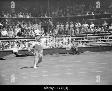 Der HEUTIGE O.W. SIDWELL ( Australien ) trägt einen Ausdruck der Entschlossenheit , als er seinem amerikanischen Gegner FRANK PARKER während seines Centre Court-Spiels bei den Rasentennis-Meisterschaften, die im All - England Club Wimbledon ( London ) wiederaufgenommen wurden , einen Schuss zurückgibt . Juni 1949 Stockfoto