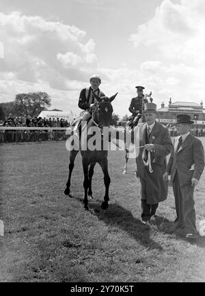 OAKS GEWINNER MR. N.P. Donaldsons MUSIDORA, australischer Jockey Edgar Britt, wird nach dem Sieg der Oaks Stakes-Freijahrsfilme über die Derby Distanz in Epsom, Surrey, gespielt. MusiDora-Sieger der diesjährigen Guineas 1000 war Favorit für das heutige Rennen. M. M. M. M. Boissac's Krönung V, geritten von C.. Elliott war 2. Und der Comp de Chambure's Vice Versa II mit W. Johnstone im Sattel war Dritter. 6. Juni 1949 Stockfoto