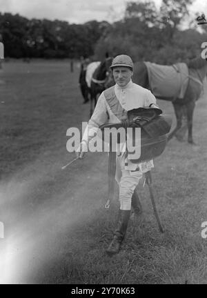 MICHAEL BEARY STIRBT Rennpferdetrainer MICHAEL BEARY , ein ehemaliger Spitzenjockey , ist im Krankenhaus gestorben . Er ist während seines Reitens hier. 2. Juni 1949 Stockfoto