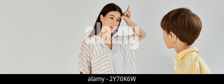 Eine Mutter und ihr kleiner Junge teilen einen herzlichen Moment, indem sie mit Liebe und Verständnis kommunizieren. Stockfoto