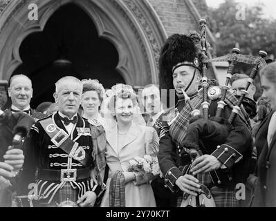 KING's PIPER VERMÄHLT IN LONDON - BRAUT AUS DEM PALAST der King's Piper, Mr . Alexander Roderick Macdonald , der im Buckingham Palace lebt , und Miss Flora Jane Mackenzie , ein Hausmädchen im Palace , heirateten in der Scottish National Church in Pont Street in Chelsea ( London ) . Herr . MacDonald ist 49 Jahre alt : seine Braut ist 41 Jahre alt . DAS BILD ZEIGT:- die Braut und der Bräutigam, die nach ihrer Hochzeit von der Scottish National Church, Pont Street, geleitet wurden. 14. Mai 1949 Stockfoto