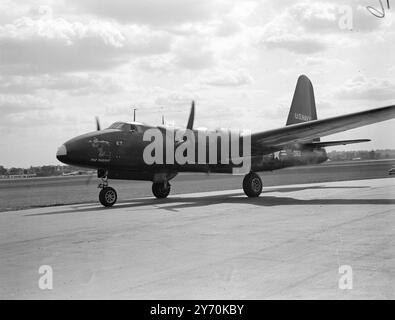 Ein KAPITEL IN DER LUFTFAHRTGESCHICHTE der Lockheed P2V Neptune Bomber , die '' Trusent Turtle '' , wird bei seiner Ankunft am Flughafen Northolt am Ende seines Gedenkfluges zum 30. Jahrestag der Atlantiküberquerung gesehen . Das Flugzeug wurde von Commander T.D. Davies gesteuert , der dieselbe Route wie das Curtiss-Flying-Boat von Rear-Admiral Read, die NC-4, verfolgte, die 19 Tage dauerte, um die Überfahrt zu machen . 11. Mai 1949 Stockfoto