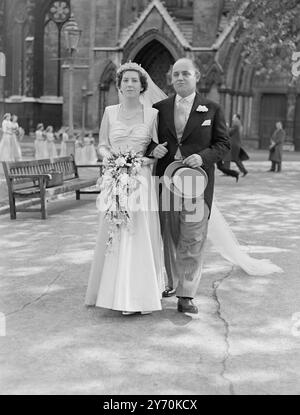 LADY FITZROY HEIRATET Lady Cecilia Fitzroy , Tochter der Witwenherzogin von Grafton , war mit Mr . George Howard , Eigentümer von Castle Howard , Yorkshire , in St . Margaret's Westminster ( London ) . Lady Cecilia , 26 Jahre alt , fuhr während des Krieges einen Krankenwagen und wurde später Assistentin eines Forschungschemikers , der Schweigearbeit verrichtete . Castle Howard ist ein prächtiges Haus aus dem 18. Jahrhundert mit 130 Zimmern. Es wurde von Mr. Howards Vater, der vor dem Krieg starb, seinen drei Söhnen gemeinsam hinterlassen. George ist der einzige Überlebende : seine beiden Brüder wurden während des Krieges getötet . ABBILDUNG ZEIGT: Stockfoto