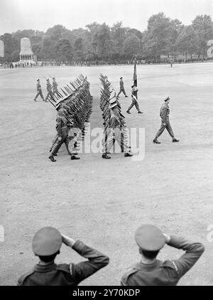 Die Farben sind das 1st Battalion der Irish Guards , das erstmals seit dem 20 . Januar 1947 am Buckingham Place ( London ) eine Wache aufgelegt hat . Sie sind kürzlich aus Nordafrika zurückgekehrt. Diese zeremonielle Parade fand in der Pferdewachtparade statt, bevor die Truppen die Wachposten im Palast aufstellten. 12. Mai 1949 Stockfoto