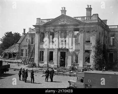 Die 70-jährige Witwe des dritten earls starb bei einem Brand in ihrem Haus Seagry House in der Nähe von Chippenham, Wiltshire . Die anderen Bewohner des Hauses entkamen. Drei von ihnen - alle Frauen - wurden von Feuerwehrleuten vom Dach gerettet , und die Haushälterin Frau . Bradish wurde von Lady Cowleys Dienstmädchen, Miss Bell, gerettet. Frau Bradish ist mit schweren Verletzungen im Krankenhaus. DAS BILD ZEIGT:- Ein entkerntes Bild von Seagry House nach dem Feuer. 8. Mai 1949 Stockfoto