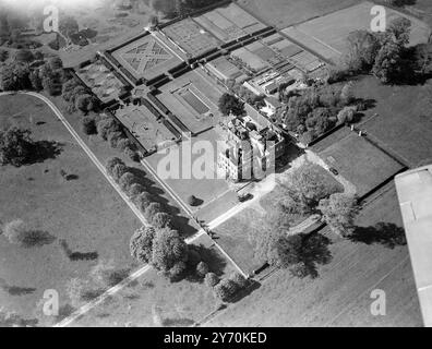 Eine Luftaufnahme des Seagry House in der Nähe von Chippenham ( Wilts), verbrannt durch ein Feuer, bei dem Clare Countess Cowley, 68, Witwe des dritten Earls, am 8. Mai ihr Leben verlor. Es ist das Dower House of Draycott House , der Sitz der Familie Wiltshire , das nicht mehr genutzt wird und seit dem Tod ihres Mannes im Jahr 1919 von der Dowager Countess besetzt wird. Wasser zur Bekämpfung der Flammen wurde aus dem Fluss Avon entnommen. Der Ausbruch begann in den frühen Morgenstunden, als alle im Herrenhaus schliefen. Lady Cowleys Leiche wurde sechs Stunden später vom Feuerwehrmann gefunden. Stockfoto