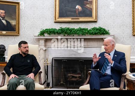 US-Präsident Joe Biden, Right, und Wolodymyr Zelenskiy, ukrainischer Präsident, bei einem Treffen im Oval Office des Weißen Hauses in Washington, DC, USA, am Donnerstag, den 26. September, 2024. Biden kündigte am Donnerstag Militärhilfe in Höhe von 2,4 Milliarden Dollar für die Ukraine an und plant, bei seinem Besuch in Deutschland nächsten Monat ein Treffen der wichtigsten Verbündeten auf Führungsebene einzuberufen, um zusätzliche Unterstützung zu koordinieren. Kredit: Al Drago/Pool über CNP/MediaPunch Stockfoto