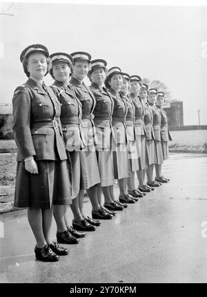 Die ersten weiblichen KADETTEN, die in der Royal Air Force in Dienst gestellt wurden, wurden heute vom O.C.T.U. im Women's Royal Air Force Depot in Hawkinge, Kent ausgeschieden. - - - Der Gruß am vergangenen märz wurde vom stellvertretenden Chef des Air Staftes , Air Marshal Sir Arthur P.M. Sanders , K.B.E.,C.B. - - - BILD ZEIGT: - "Smart Eyes Right " - - von Mädchen Kadetten bei ihrer außergreifenden Parade - von links - nach rechts - - - ETHEL LAURA BERRIE aus Newcastle - on - Tyne ; ANITA LEONARA DAVIES von Mountain Ash Glam IRENE MARSCHALL von Sheffield ; MOLLY OLDE - RICKERINK of Lingfield Stockfoto