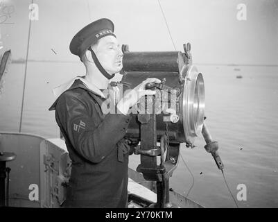 " DIE LUKE RUNTER " MIT TEILZEITSEGLERN . Acht Offiziere und 61 weitere Ränge der Royal Naval Volunteer Reserve ( Sussex , Severn und Solent Divisionen) nutzen Ostern als Gelegenheit, ihre "Seebein" zu finden. Die Teilzeitsegler sind auf einer viertägigen Kreuzfahrt von Portsmouth in H.M.S. Zodiac , adoptierter Zerstörer von Bury und Lancashire , und geben die Rum-Ration an Schiffskameraden und R.N.V.R. Gäste an Bord von " Zodiac " aus . 17. April 1949 Stockfoto