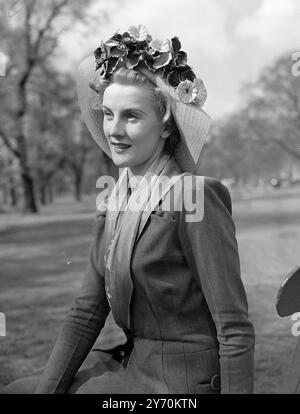 FÜR DIE OSTERPARADE trägt ANNE CRAWFORD , britische Filmstar , ihre Ostermütze . " Cavalier " , ein Lavendel - rosa Leghorn-Stroh mit schattigen Stiefmütterchen und Pfingstrosen, die mit Chiffon-Samtband geschmückt sind ( von Kay ) . Anne wird am Ostersonntagmorgen bei der wiederbelebten Osterparade im Hyde Park " Cavalier " tragen . Das Ende der Kleiderrationierung ermöglicht die Rückkehr einer früheren jährlichen Frühjahrsmodenschau für Londoner in Rotten Row . 15. April 1949 Stockfoto