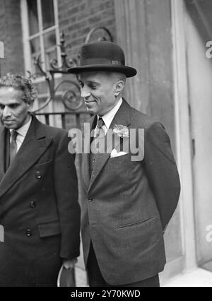 PANDIT NEHRU BEI PREMIER's SHERRY PART die Commonwealth-Staatsmänner, die zur Commonwealth-Konferenz nach London gekommen sind, trafen sich zum ersten Mal zusammen, als sie an einer Sherry-Partei teilnahmen, die von Mr. Mr. Gehalten wurde. Clement Attlee , britischer Premierminister , in der Downing Street , Nummer 10 . DAS BILD ZEIGT :- Pandit JAQAHARLAL NEHRU , der Premierminister von Indien , als er bei Number ankam . 10 Downing Street für die Party. 21. April 1949 Stockfoto