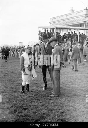 Talking Shop im australischen Epsom Jockey Edgar Britt (links) und Captain C. Boyd-Rochfort (Zentrum), Trainer seiner Majestät, waren zwei der Rennpersönlichkeiten, die am Eröffnungstag des Treffens auf dem Epsom Course zu sehen waren. 19. April 1949 Stockfoto