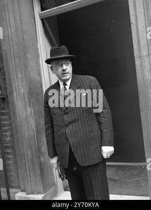 PANDIT NEHRU BEI PREMIER's SHERRY PART die Commonwealth-Staatsmänner, die zur Commonwealth-Konferenz nach London gekommen sind, trafen sich zum ersten Mal zusammen, als sie an einer Sherry-Partei teilnahmen, die von Mr. Mr. Gehalten wurde. Clement Attlee , britischer Premierminister , in der Downing Street , Nummer 10 . DAS BILD ZEIGT :- Herr PETER FRASER , der neuseeländische Premierminister , als er für die Partei in der Downing Street 10 ankam . 21. April 1949 Stockfoto