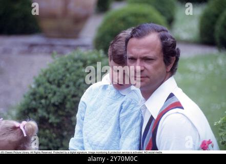 König Carl XVI. Gustaf von Schweden. Auf der Insel Öland 1985 mit seinem Sohn Carl Philip. Stockfoto