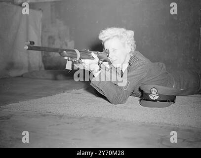 DAS ZIEL FÜR DEN W.R.A.F. Geschwader A.D. Maurice aus Marlborough , Wiltshire , sieht das Ziel und setzt sich im Small Bore Rifle Competition zwischen einem Women's Royal Air Force Team und einem Civil Service Women's Team auf der R.A.F. Station in Odiham , Hants an . Geschwader-Offizier Maurice, Kapitän der W.R.A.F. Seite. 6. April 1949 Stockfoto