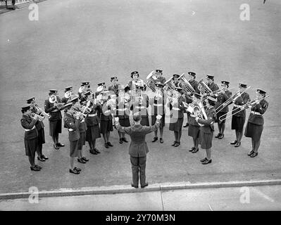 AIR GIRLS ON BLÄSERINSTRUMENTE Eine neue und vergrößerte Band der Royal Air Force der Frauen ist in der Royal Air Force Station in Llenlow, Bedfordshire, in der Probe. Der Service verfügt nun zum ersten Mal über eine volle Blaskapelle , und es ist zu hoffen , dass die Spieler bis Ende des Jahres , vielleicht früher , für ihre erste öffentliche Aufführung bereit sein werden . Einige der Mädchen - das älteste ist 23 - konnten bis vor drei Monaten keine Note spielen . DAS BILD ZEIGT:- die W.R.A.F. Band probt unter ihrem männlichen Dirigenten, Warrant Officer M . Davis, in Henlow. 5. April 1949 Stockfoto