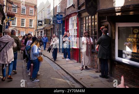 Der Geisterladen in York hat Mitarbeiter in Bowler-Hüten, um die Warteschlangen zu organisieren Stockfoto