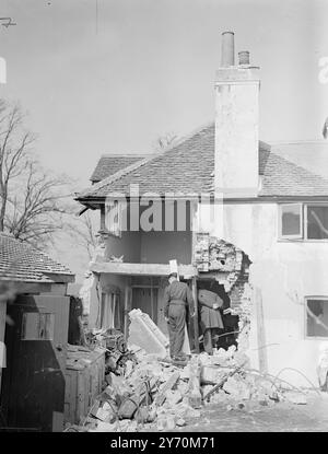 ZWEI TOTE BEIM ABSTURZ VON SPITFIRE AUF DAS ÖFFENTLICHE HAUS zwei Personen wurden getötet, als ein Spitfeuer der Royal Air Force auf das öffentliche Haus von King's Arms in Leaves Green in der Nähe der Biggin Hill R.A.F. Station abstürzte. Ein angrenzendes Ferienhaus wurde ebenfalls schwer beschädigt. Der Pilot des Flugzeugs und eine Frau im Ferienhaus wurden getötet und eine Reihe weiterer Opfer ins Krankenhaus gebracht. Das Flugzeug war auf einem lokalen Flug von Biggin Hill, als es abstürzte. DAS BILD ZEIGT : das teilweise abgerissene Ferienhaus nach dem Absturz . 27. März 1949 Stockfoto