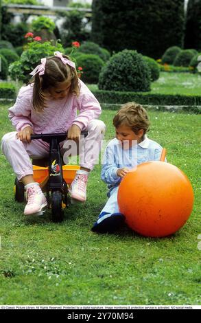 Prinz Carl Philipp 1985. Geboren am 13. Mai 1979. Auf der Insel Öland 1985 spielend im Garten der Burg Solliden zusammen mit seiner Schwester Kronprinzessin Victoria. Stockfoto