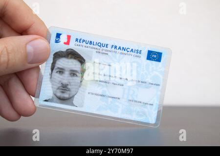 Hand mit französischem Personalausweis Stockfoto