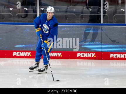 München, Deutschland. September 2024. Dennis Gilbert (Buffalo Sabres, Nr. 8). GER, Red Bull Muenchen/Buffalo Sabres, Eishockey, Morning Skate Sessions vor dem Grand Opening des SAP Garden, 27.09.2024. Foto: Eibner-Pressefoto/Franz feiner Credit: dpa/Alamy Live News Stockfoto