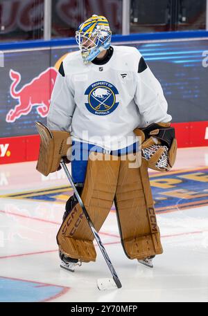 München, Deutschland. September 2024. Devon Levi (Torwart/Goalie, Buffalo Sabres, #27). GER, Red Bull Muenchen/Buffalo Sabres, Eishockey, Morning Skate Sessions vor dem Grand Opening des SAP Garden, 27.09.2024. Foto: Eibner-Pressefoto/Franz feiner Credit: dpa/Alamy Live News Stockfoto