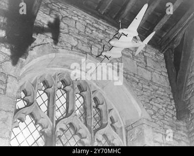 MÜCKENMODELL IN DER KIRCHE aus dem 14. JAHRHUNDERT: AIRMEN's MEMORIAL Ein detailliertes Modell eines Mückenflugzeugs hängt in der Memorial Chapel der Luftwaffe, die in der Pfarrkirche aus dem 14. Jahrhundert in Cottesmore, Rutland, geweiht werden soll. Die Kirche ist weniger als eine Meile (1,6 km) von der Station Cottesmore Royal Air Force entfernt, von der aus britische und amerikanische Kampfflugzeuge während des Zweiten Weltkriegs betrieben wurden. Über 200 Männer aus Cottesmore kamen ums Leben. Die Idee für die Kapelle, die sowohl an britische als auch an amerikanische Luftstreitkräfte erinnert, stammt von der Schwester eines jungen Architekten, der in Cottesmore getötet wurde. Berühmt Stockfoto