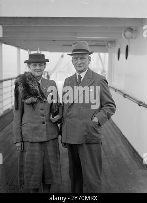DER BÜRGERMEISTER VON DUNEDIN HIER, Sir Donald Cameron, Bürgermeister von Dunedin, Neuseeland, ist heute in Southampton im Dominion Monarch angekommen, um vier Monate nach Großbritannien zu reisen. Sir Donald wurde vom British Council und der Stadt Edinburgh in dieses Land eingeladen, um den Besuch von Sir John Falconer, damals Lord Provost von Edinburgh, zu Dunedins hundertjährigem Jubiläum im letzten Jahr zu erwideren. Er wird eine Woche in London verbringen, bevor er das Edinburgh Festival besucht, dann wird er eine Tour durch Schottland machen und Aberdeen, Inverness, Perth und Glasgow besuchen. Er ist der Sohn des schottischen Vaters Stockfoto