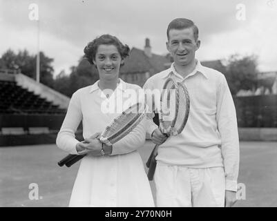 TENNIS JUNIORS IM TEST 73 Jungen und Mädchen aus allen Teilen des Landes treten an einem speziellen viertägigen Tennisturnier an, das heute in Wimbledon begann. Das Turnier wird auf amerikanischen Linien ausgetragen“, und die Jugendlichen wurden als die vielversprechendsten jungen Spieler ausgewählt, die im Rahmen des Lawn Tennis Association-Programms für Juniorentraining entdeckt wurden. Erfolgreiche Teilnehmer in diesem Versuch werden auf Kosten der L.T.A. ausgiebiges Training erhalten. DAS BILD ZEIGT: Zwei 18-jährige Spieler, Pat Harrison aus Manchester (links) und David Bain aus Blackpool, zusammen in Wimbledon fotografiert Stockfoto