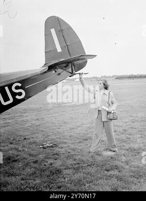 Miss Daphne C. Mellows, Mädchen-Pilotin aus Hatfield, hilft BEIM KING's CUP-RENNEN dabei, A.L. Coles Compo schnell auf die Landebahn für das King's Cup-Rennen am Flughafen Elmdon, Birmingham, zu bringen. Die 18-jährige Maschine war die älteste im Rennen, aber Mr. Cole hat sich für das Finale qualifiziert. Das King's Cup Rennen, das erstmals seit 1938 geflogen wurde, war ein Bestandteil des dreitägigen nationalen Luftrennens des Royal Aero Clubs. 30. Juli 1949 Stockfoto