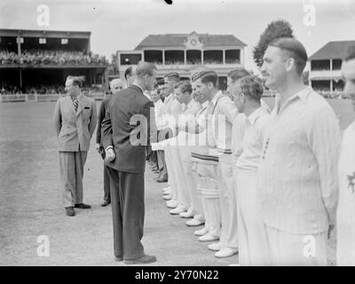 DOUG WRIGHT, der Kent Slow Bowler, erhält die Gratulation des Duke of Edinburgh, nachdem er einen Hattrick beendet hatte, indem er drei Hampshire Wickets im Kent C Hampshire Match im Canterbury Today, bei dem der Duke Zuschauer war, gewonnen hatte. Wright nahm fünf von Hampshires Wickets, bevor das Innings des Besucherteams zu Ende ging. August 1949 Stockfoto