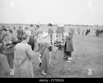 Das King's Cup Rennen, das erstmals seit 1938 geflogen wurde, war ein Bestandteil des dreitägigen nationalen Luftrennens des Royal Aero Clubs. DAS BILD ZEIGT:- Buchmacher beim Air Race. 30. Juli 1949 Stockfoto